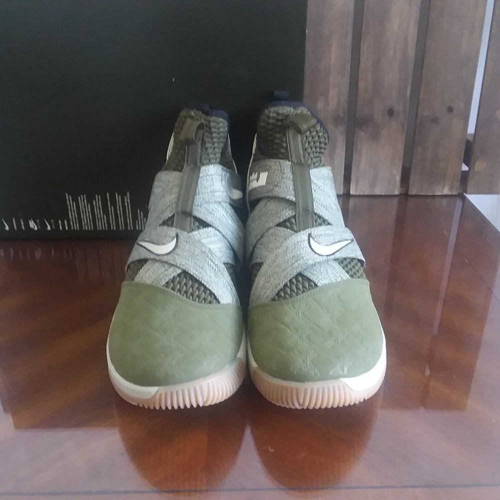 Nike LeBron James Shoes NEW - Picture 4 of 8